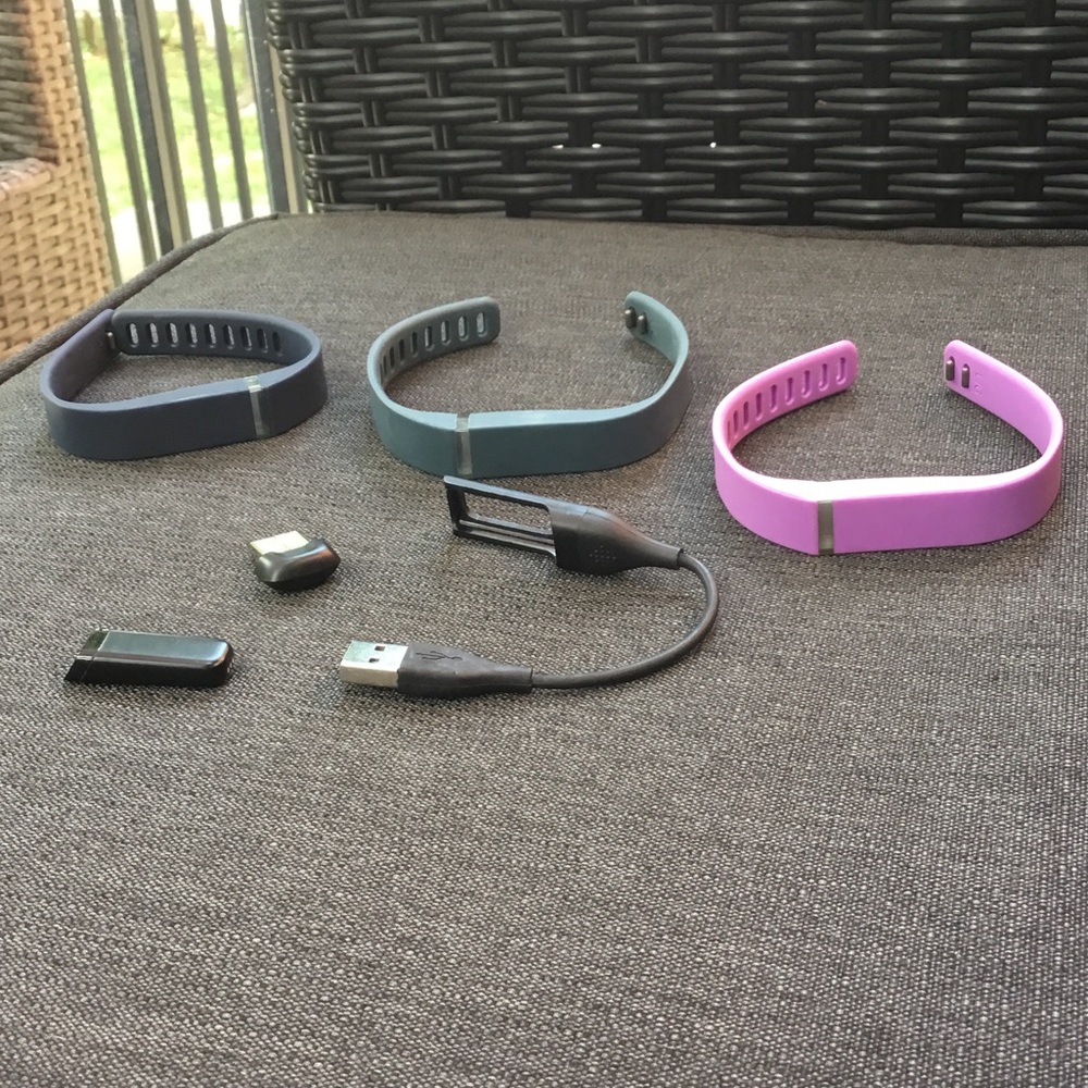 Fitbit Tracker with 3 wristbands- size L (pink, grey, and black)